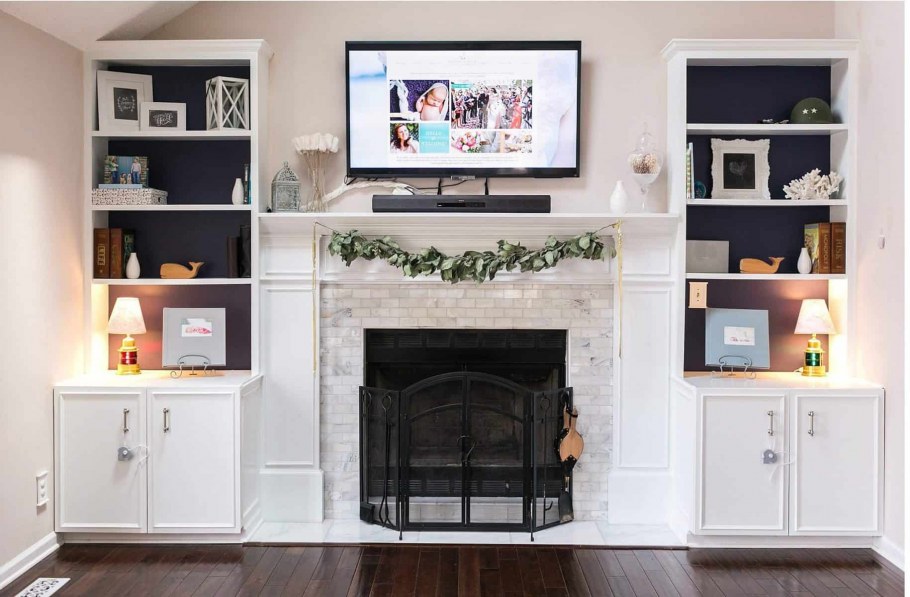 Полки вокруг камина