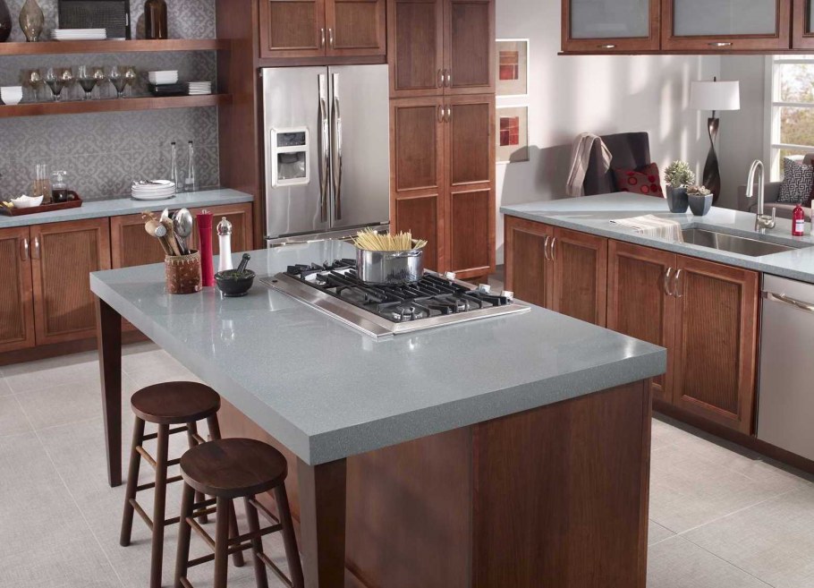 Столешница посреди кухни