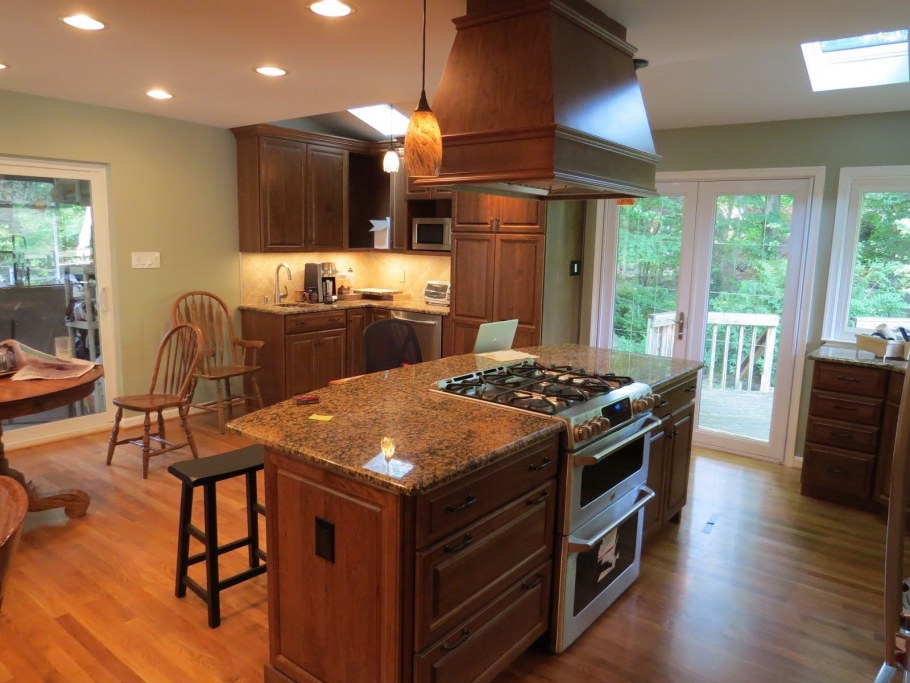 Кухонный остров с плитой