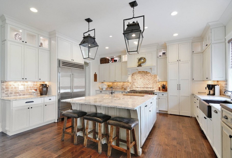 Кухни с разными фасадами с островом американский стиль