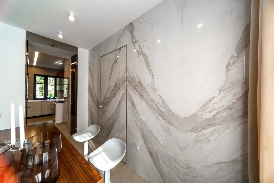 Мрамор на стене