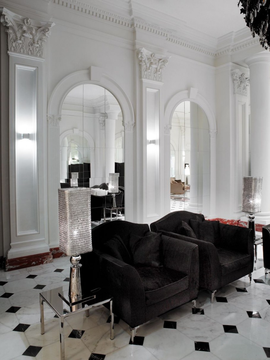 Готическая белая стена в интерьере