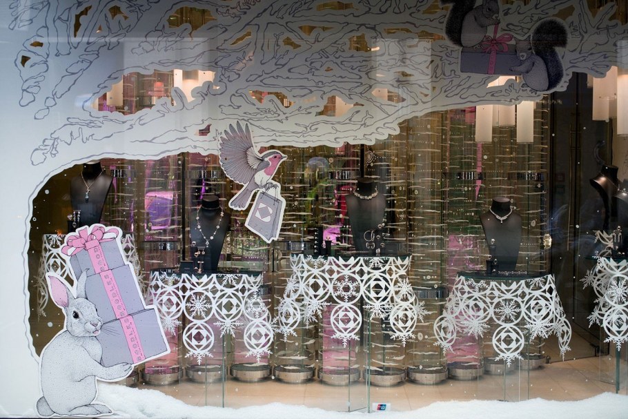 Витрины с новогодними шарами