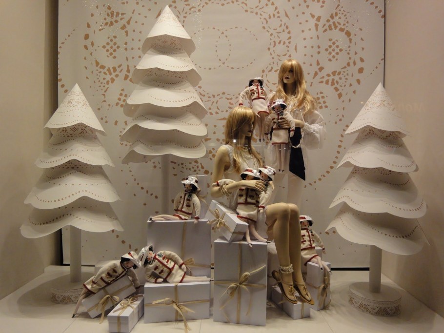 Украшение витрины магазина к новому году