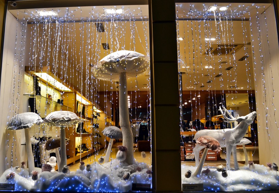 Новогодние витрины в белом цвете