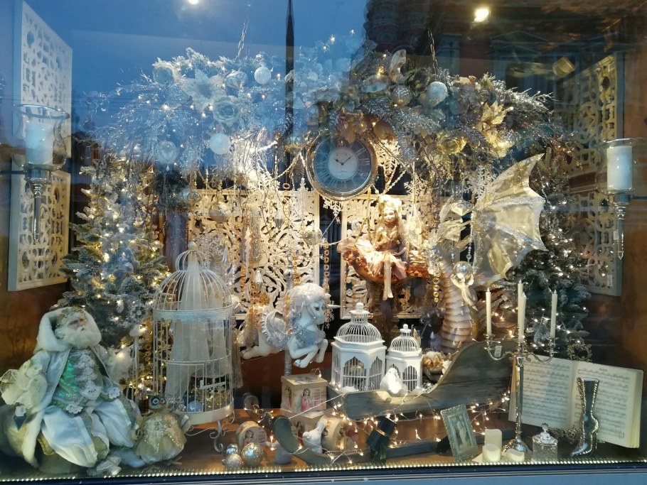 Зимнее украшение витрин