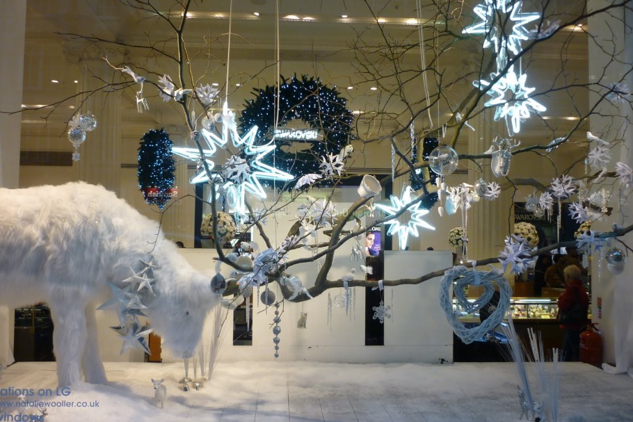 Новогоднее украшение витрин