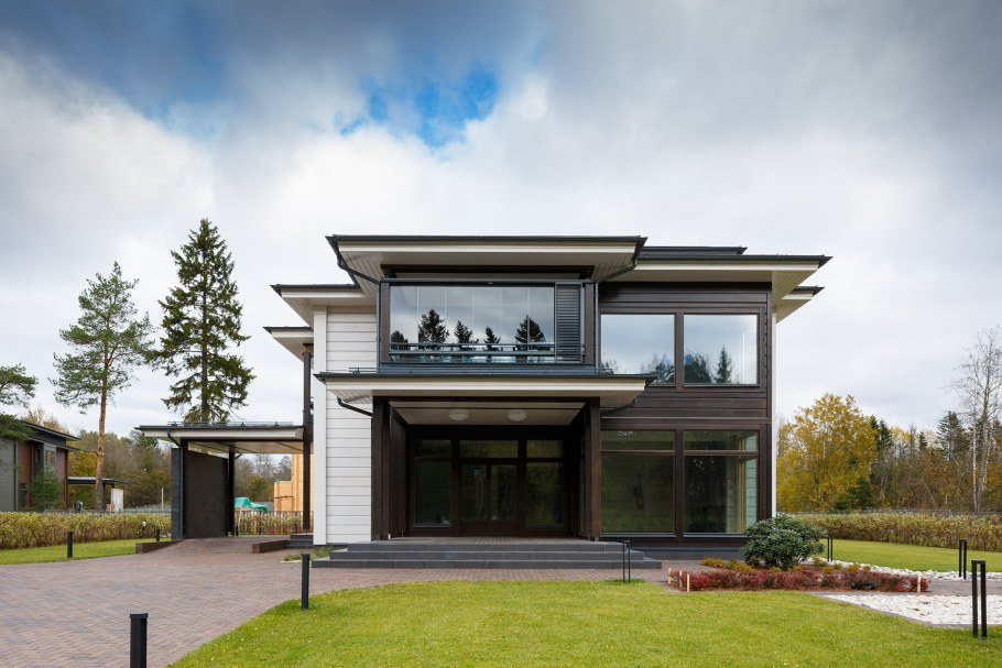 Дом с плоской крышей в классическом стиле