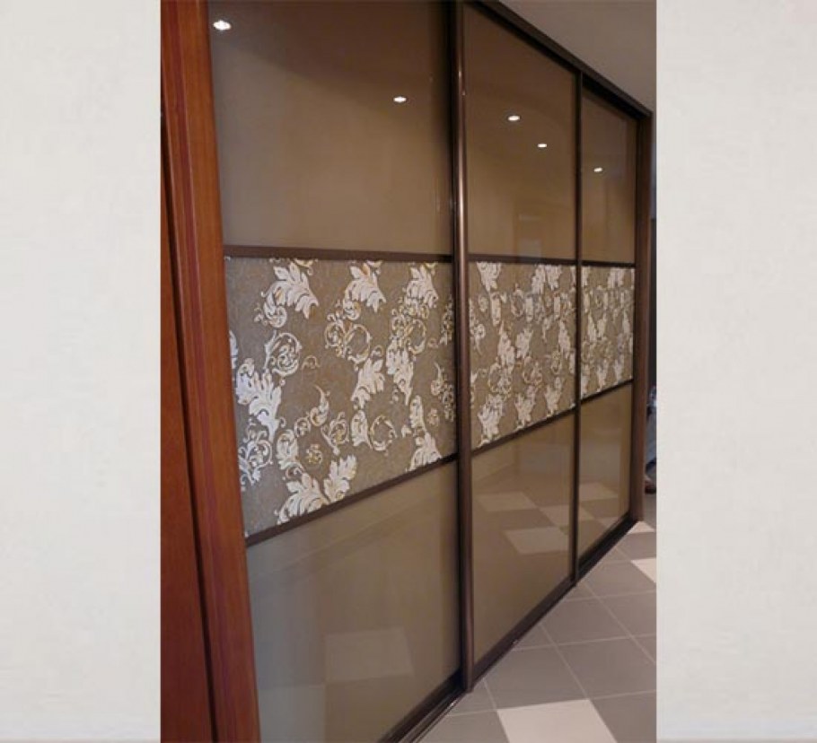 Светлые двери в интерьере квартиры