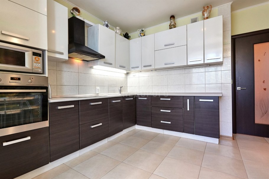 Кухня с белым верхом