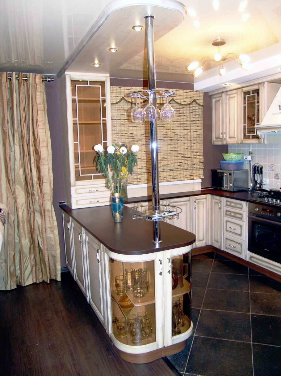 Фиолетовая кухня с барной стойкой