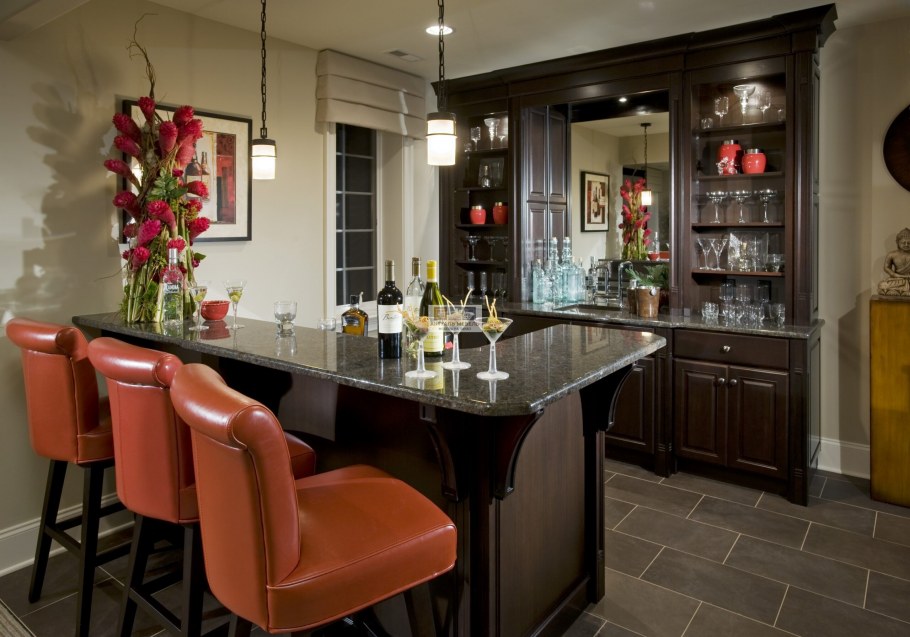 Белая кухня с барной стойкой