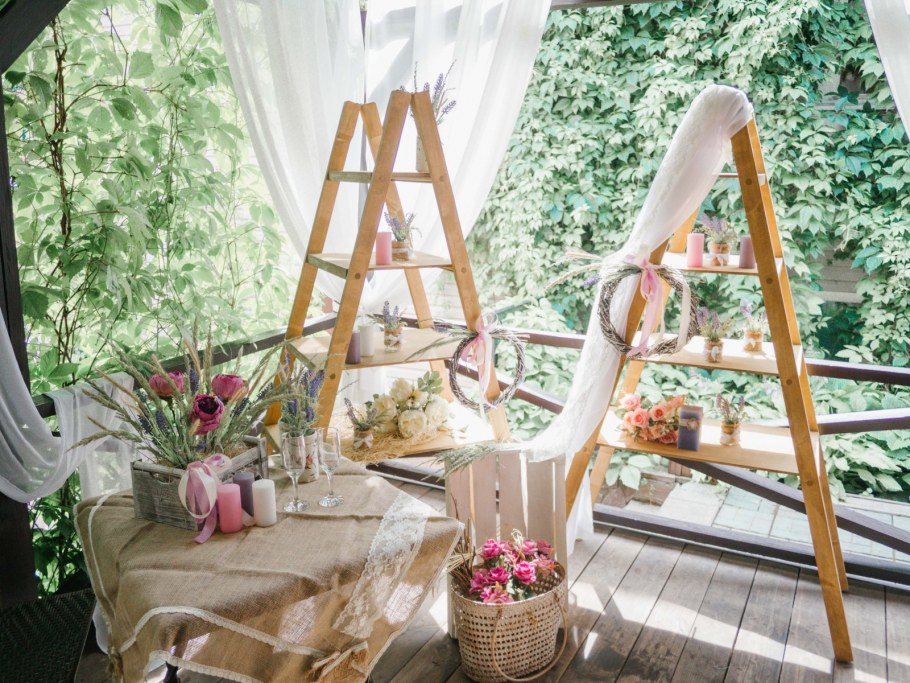 Декор стены в коридоре