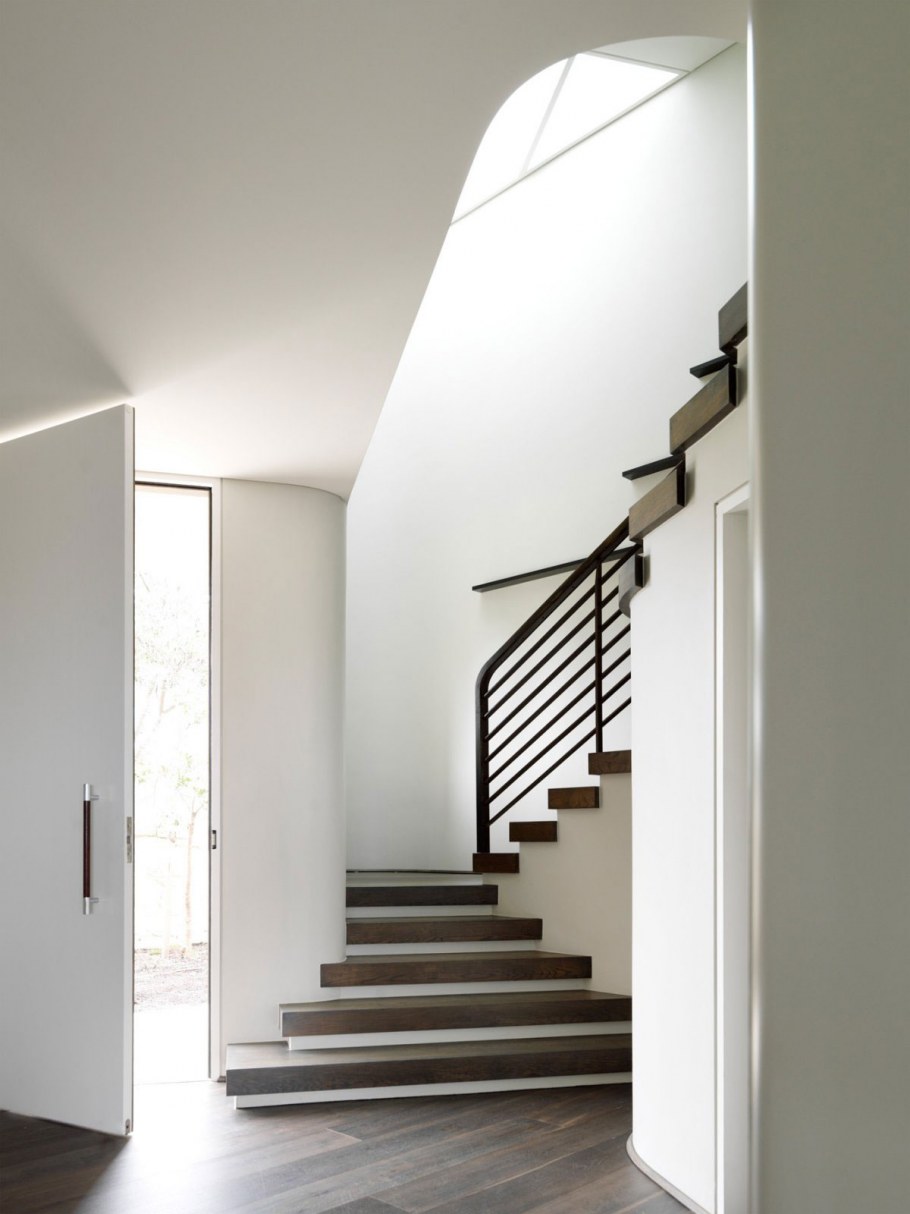 Лестница и двери в интерьере