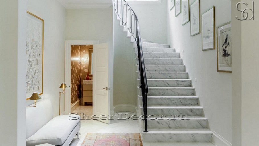 Лестница рядом с входной дверью