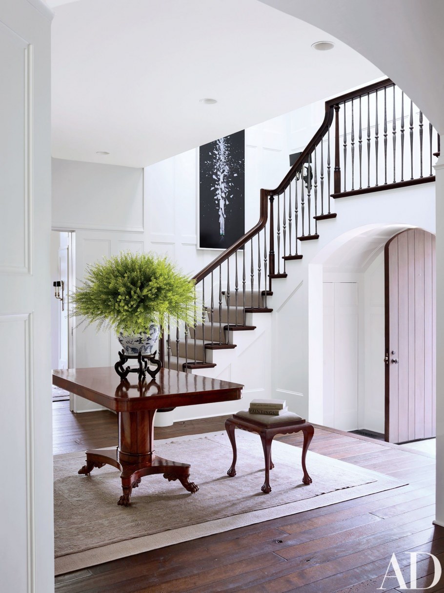 Интерьер прихожей с лестницей