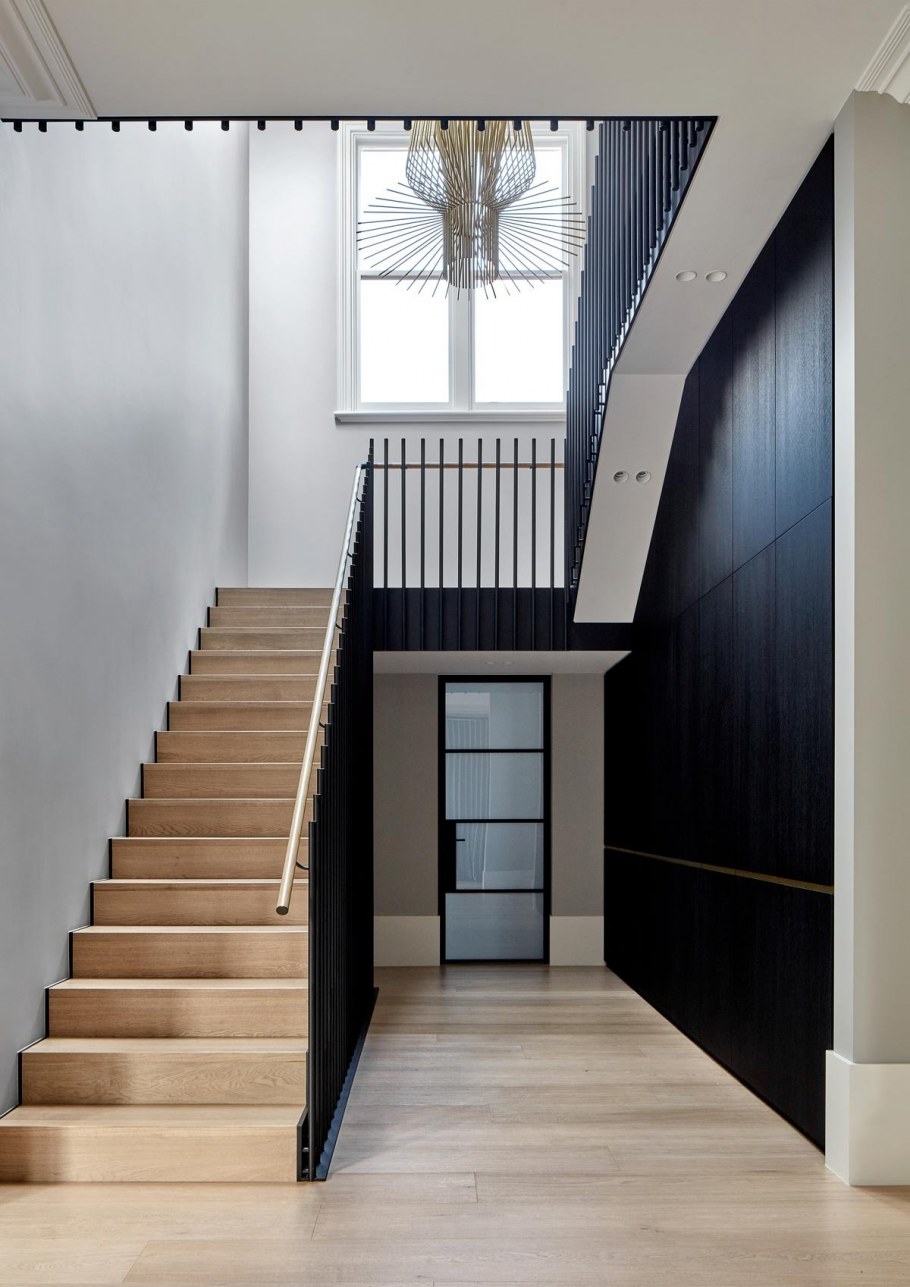 Дверь под лестницей