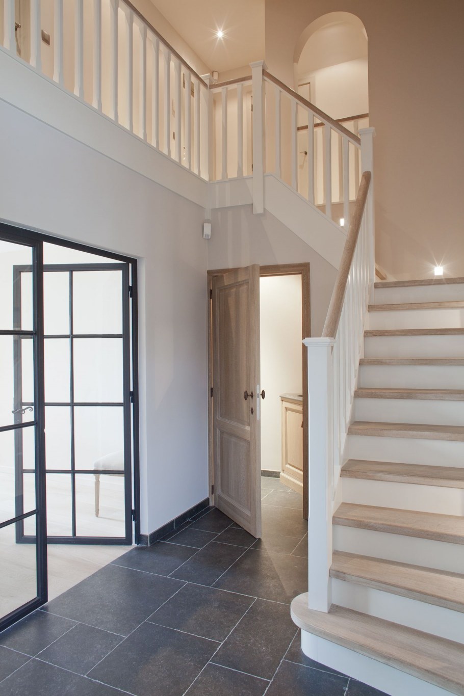 Лестница рядом с дверью