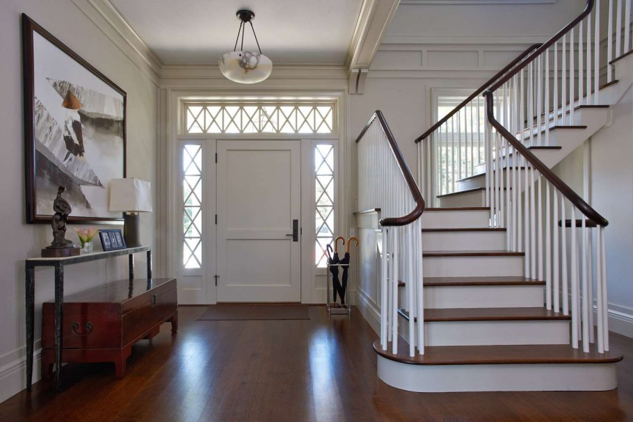 Лестница и двери в интерьере