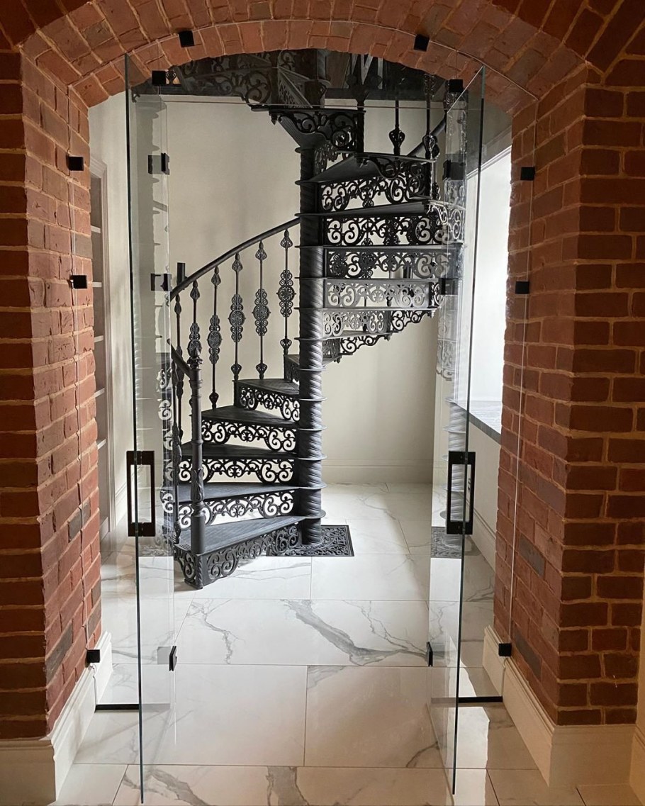 Дверь под лестницей