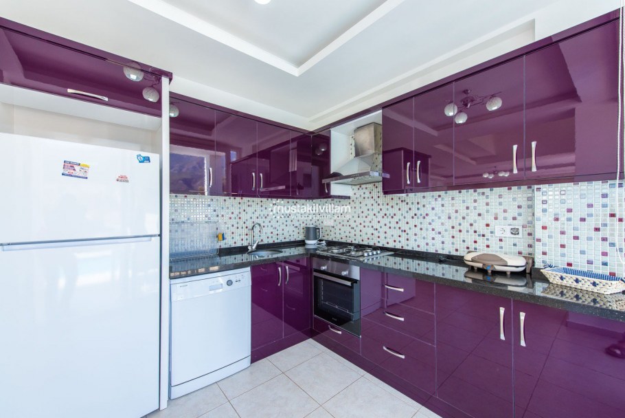 Интерьер кухни в сиреневых тонах