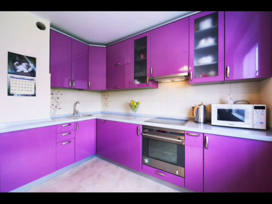 Фиолетовая кухня с золотым фартуком