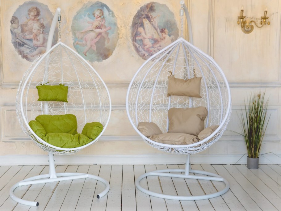 Кресло кокон в новогоднем интерьере