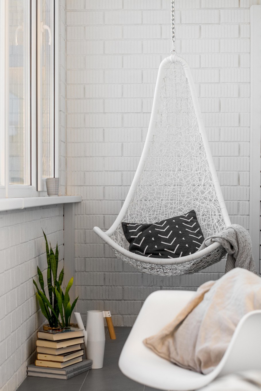 Подвесное кресло на балконе