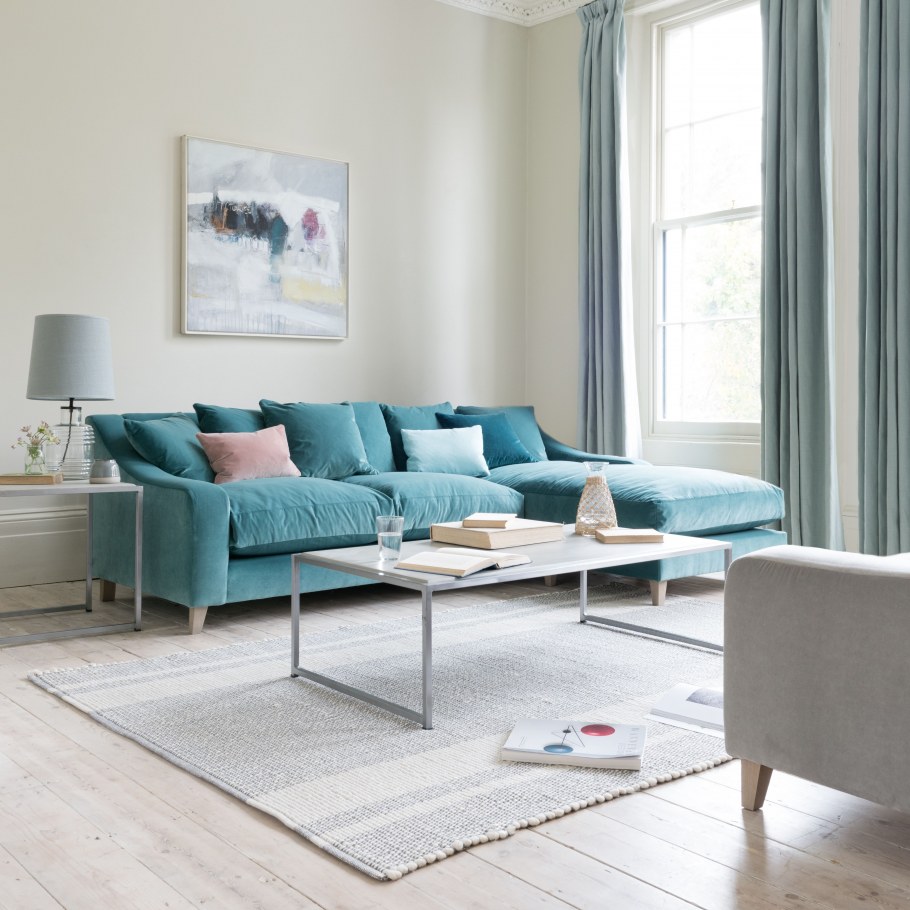 Синий диван в интерьере гостиной