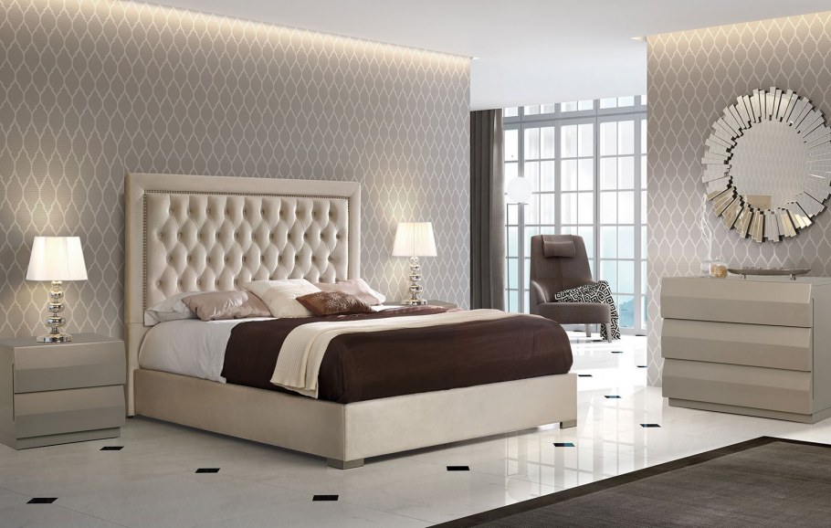 Мебель цвета слоновой кости и шторы