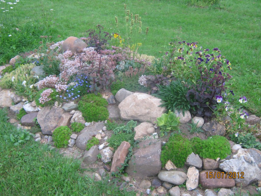 Глиняные горшки в альпийской Горке