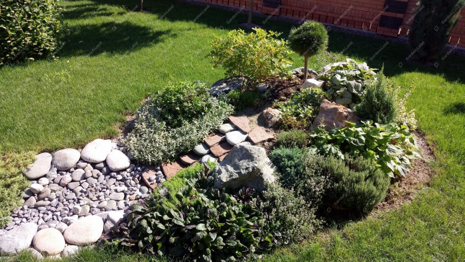 Композиция из камней в саду