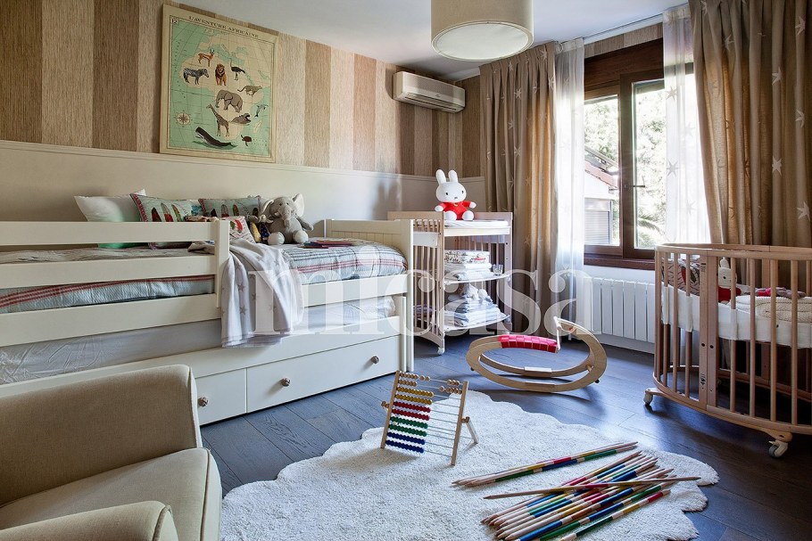 Детская комната в сиренево коричневых тонах