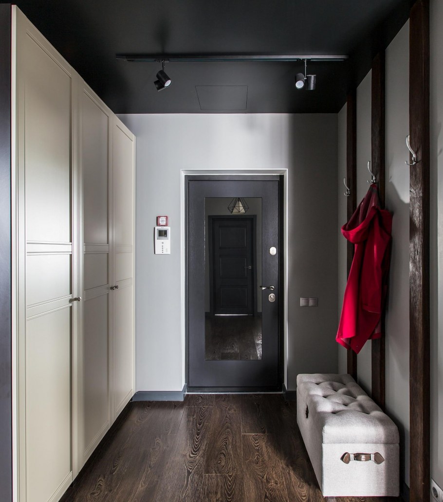 Черный потолок в прихожей