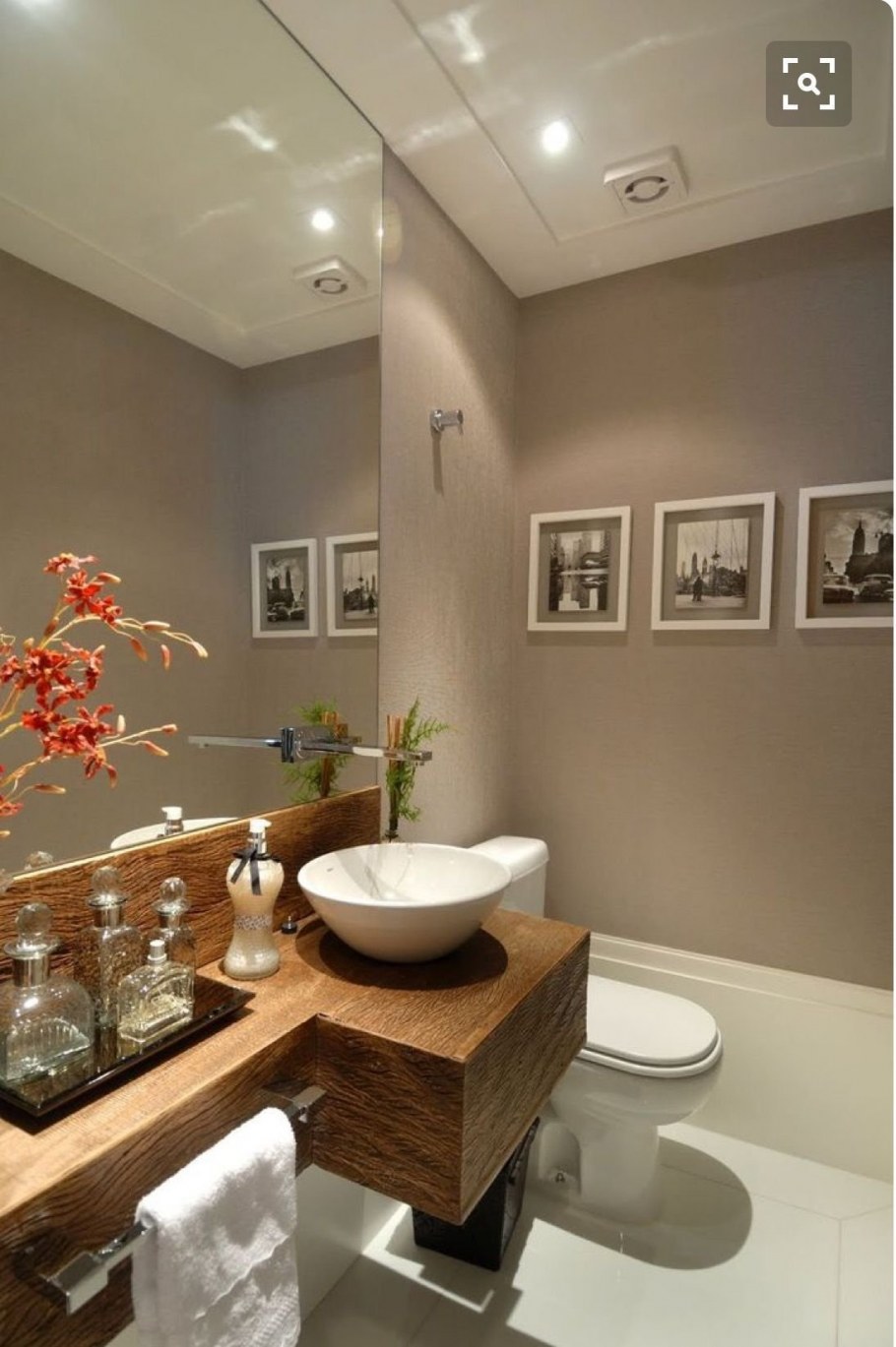 Интерьер ванной комнаты с туалетом