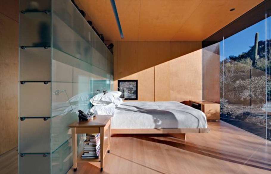 Кровать с завесами в пустыне