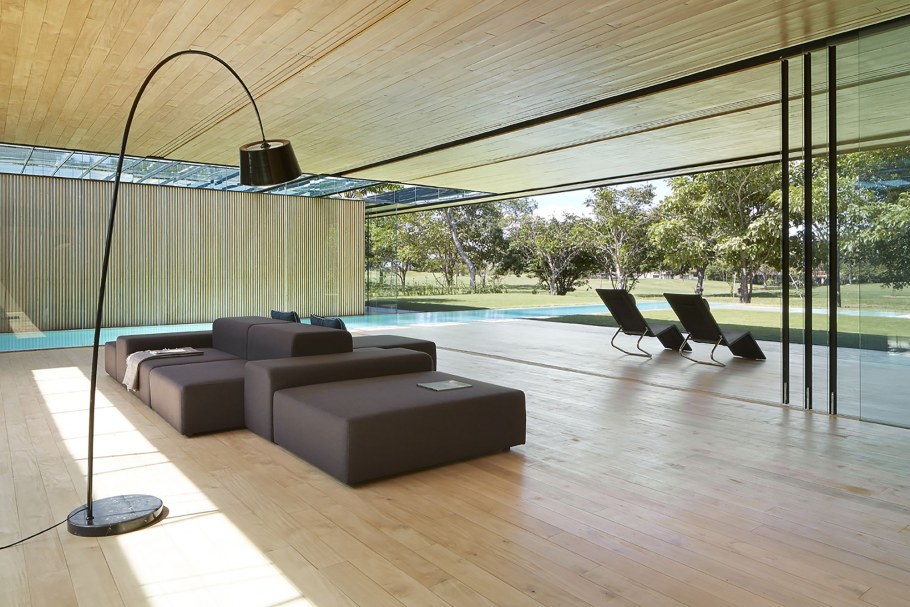 Panoramic glazing of a Country House