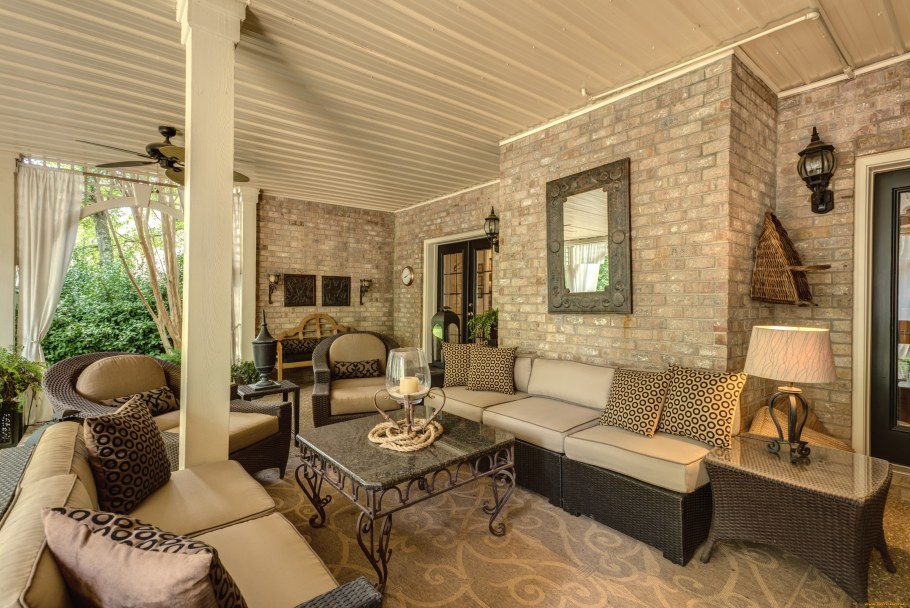 Отделка стен гостиной в частном доме