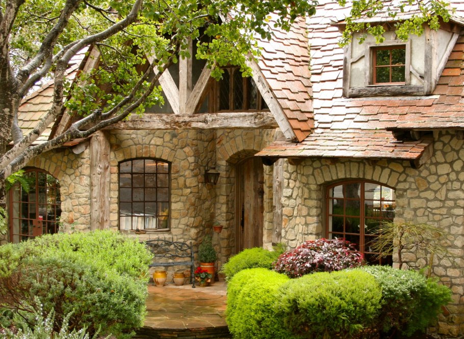 Красивый каменный дом