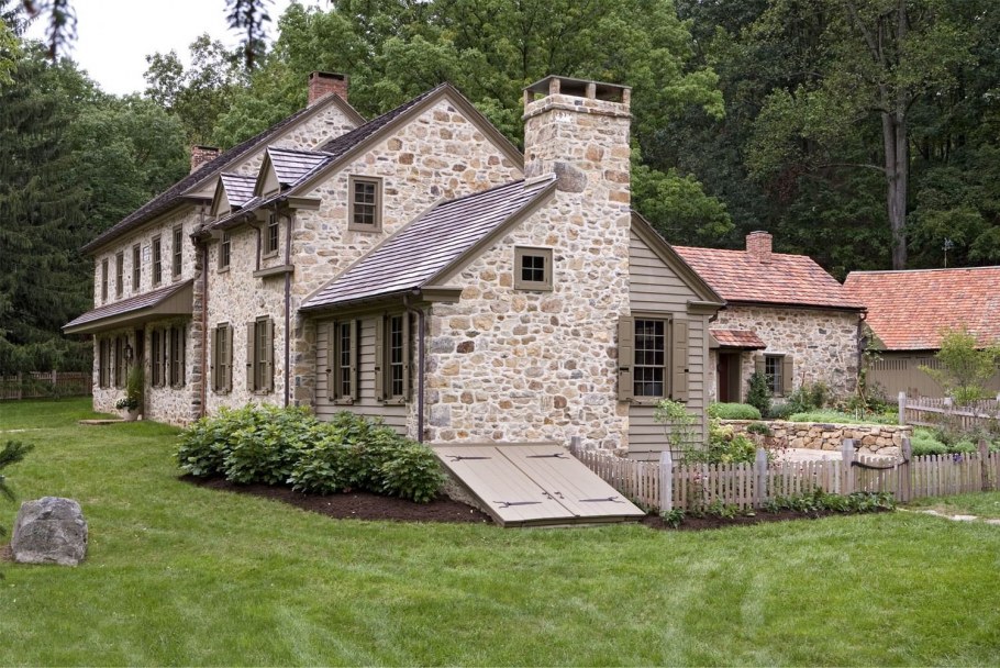 Каменный дом Тюдор с башней