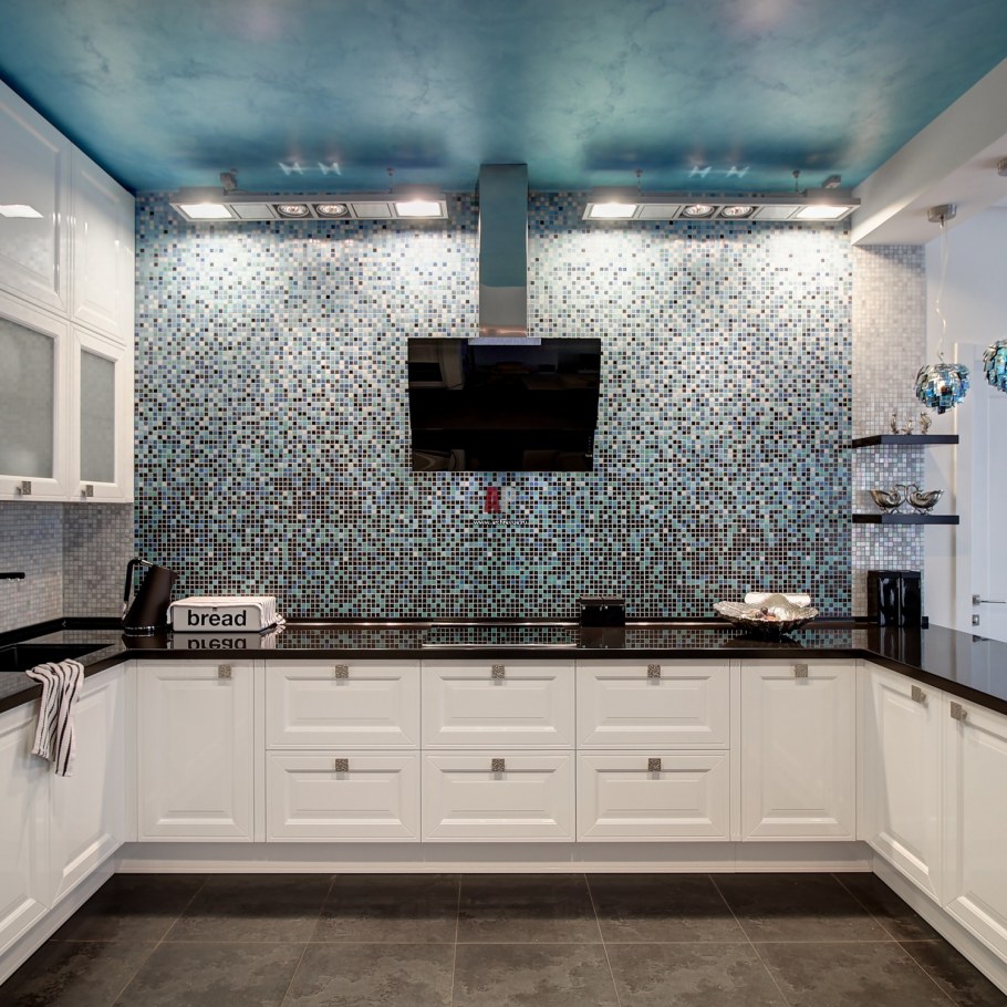 Белая кухня с черной столешницей