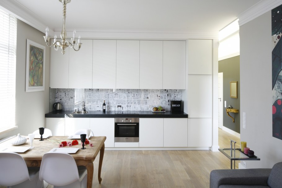 Белая кухня в скандинавском стиле с серыми стенами