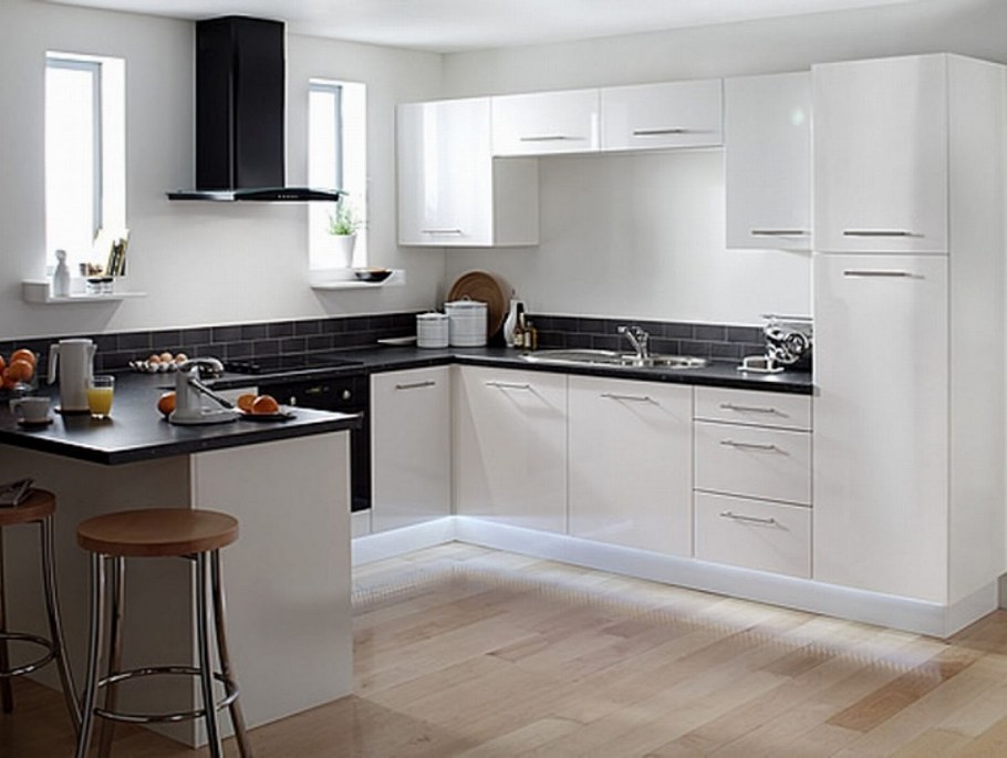 Белая кухня с черной столешницей