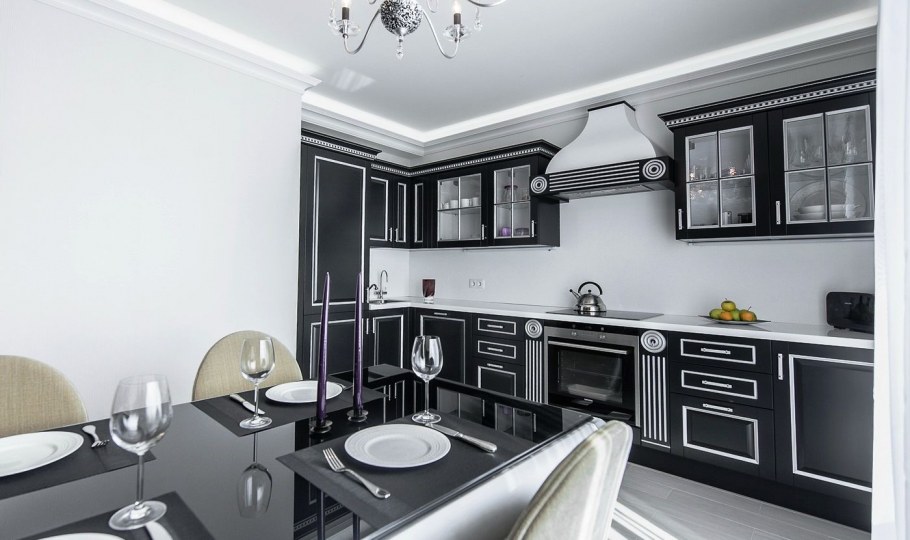 Темная столешница на кухне белой встраиваемой техникой