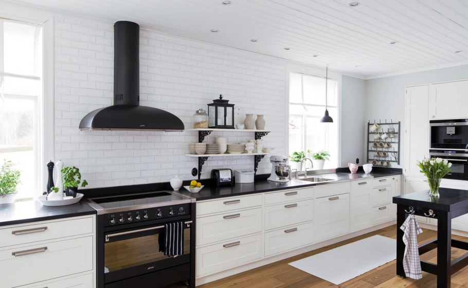 Белая кухня с черной столешницей