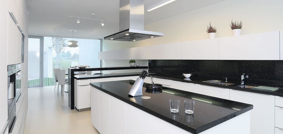 Белая кухня с черной столешницей
