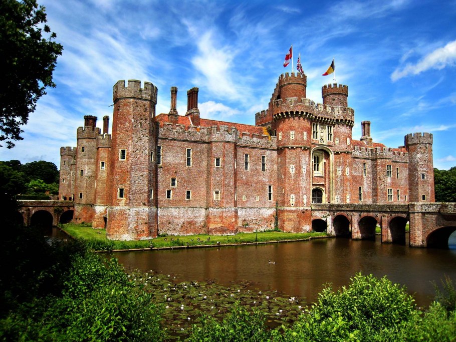 Замок хёрстмонсо (Herstmonceux Castle) Англия сад