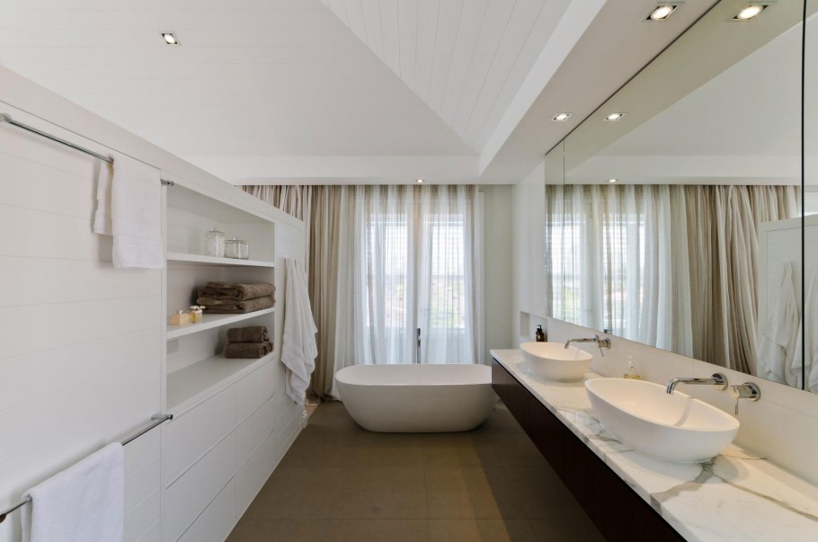 Комната из белого мрамора