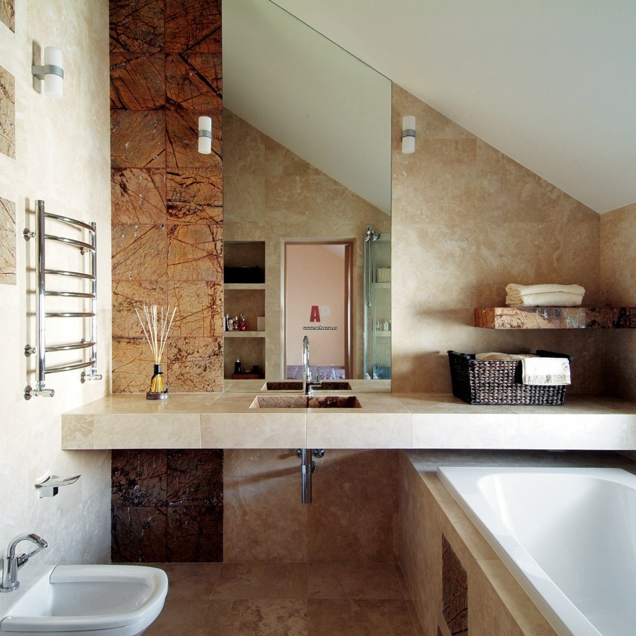 Ванная комната с высокими потолками