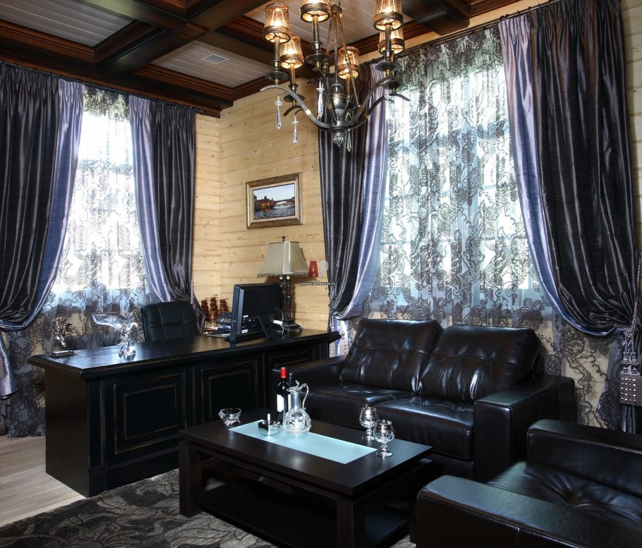 Черные шторы в деревянном доме